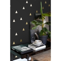 Papier peint noir aux triangles dorés