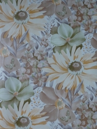 Vintage bloemenbehang met grote bloemen en vlinders