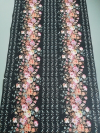 Papier peint vintage avec des petites fleurs rose et bleu clair sur un fond noir