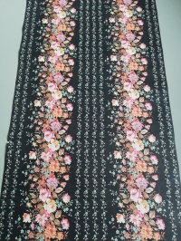 Vintage behang met fijne roze en blauwe bloemen