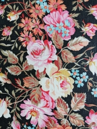 Papier peint vintage avec des petites fleurs rose et bleu clair sur un fond noir