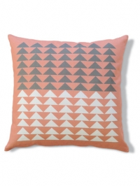 coussin rose avec des triangles blanc et gris