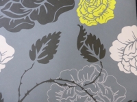 papier peint intisse fleurs rose, jaune et noir