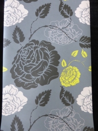 papier peint intisse fleurs rose, jaune et noir