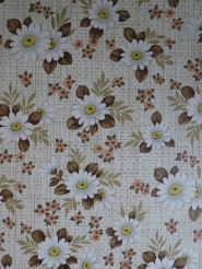 Vintage floral wallpaper with white daisys