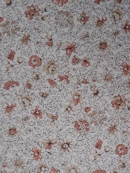 Papier peint vintage avec fleurs beige et rose sur un fond de liège