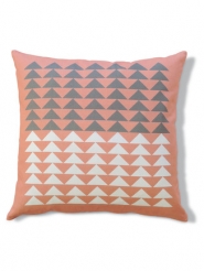 coussin rose avec des triangles blanc et gris