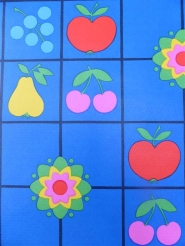 fleurs et fruits sur un fond bleu
