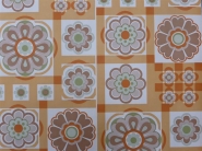 oranje bruine bloemen in een geometrisch patroon