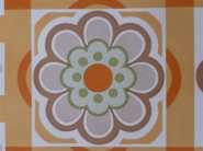 oranje bruine bloemen in een geometrisch patroon