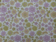 roze beige en groene bloemen